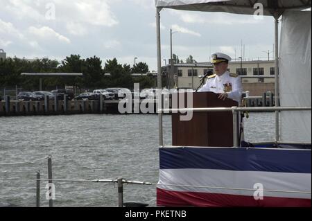 NORFOLK, Virginia (Aug. 1, 2018) Vizepräsident Adm. Joseph Tofalo, Commander, Submarine Kräfte, Adressen Gästen während Submarine Squadron 6 Ändern des Befehls Zeremonie an Bord der Virginia-Klasse Angriffs-U-Boot USS Washington (SSN787) in Norfolk, Virginia. Kapitän Martin Muckian entlastet Kapitän Carl Hartsfield als Kommandant, Submarine Squadron Six. Stockfoto