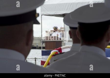 NORFOLK, Virginia (Aug. 1, 2018) Vizepräsident Adm. Joseph Tofalo, Commander, Submarine Kräfte, Adressen Gästen während Submarine Squadron 6 Ändern des Befehls Zeremonie an Bord der Virginia-Klasse Angriffs-U-Boot USS Washington (SSN787) in Norfolk, Virginia. Kapitän Martin Muckian entlastet Kapitän Carl Hartsfield als Kommandant, Submarine Squadron Six. Stockfoto