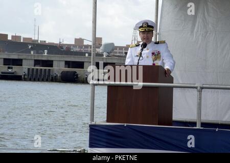 NORFOLK, Virginia (Aug. 1, 2018) Kapitän Carl Hartsfield, Commander Submarine Squadron Six, begrüßt die Gäste beim Befehl Zeremonie an Bord der Virginia-Klasse Angriffs-U-Boot USS Washington (SSN787) in Norfolk, Virginia. Kapitän Martin Muckian entlastet Hartsfield als Kommandant, Submarine Squadron Six. Stockfoto