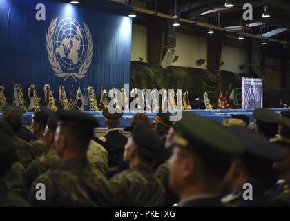 Gen. Vincent K. Brooks, Vereinten Nationen Befehl Commander, beherbergt eine Rückführung Zeremonie am Osan Flughafen, der Republik Korea, August 1, 2018. Der UNC-Repatriiert 55 Fälle von Überresten aus der Demokratischen Volksrepublik Korea. Stockfoto