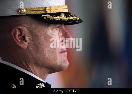 Us Marine Corps Oberst Michael Gann, Verteidigung POW/MIA Accounting Agentur Indopazifik Direktion Direktor, beteiligt sich in einer ehrenvollen Zeremonie am Joint Base Pearl Harbor-Hickam (JBPH-H), Hawaii, Aug 1, 2018. Tragen Mannschaften 55 Verteilergetriebe bewegen, was geglaubt werden, die Reste der American Service Members im koreanischen Krieg verloren zu werden, um die Anlage auf DPAA JBPH-H für die Identifikation. Nordkorea vor kurzem die Überreste in die USA und ist die erste Messe Umsatz bleibt seit Anfang der 90er Jahre. Stockfoto