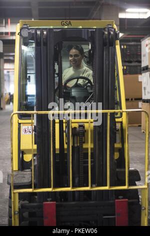 Us Air Force Airman 1st Class Jasmin Arce, 18 Logistik Bereitschaft Squadron persönliche Schutzausrüstung Facharbeiter, sitzt in einem Gabelstapler Aug 1, 2018, bei Kadena Air Base, Japan. 18 LRS unterhält mehrere Lager, als Anlaufstelle für alle erforderliche Ausrüstung über die Installation benötigt wird. Stockfoto