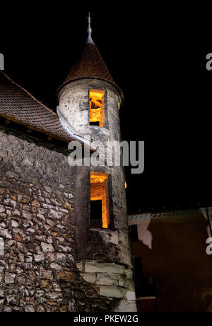 Nachtansicht des 12. Jahrhunderts Palais de l'Isle Gefängnis in Annecy, der Hauptstadt des Département Haute-Savoie (Frankreich, 21/06/2010) Stockfoto