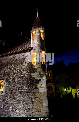 Nachtansicht des 12. Jahrhunderts Palais de l'Isle Gefängnis in Annecy, der Hauptstadt des Département Haute-Savoie (Frankreich, 21/06/2010) Stockfoto