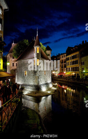 Nachtansicht des 12. Jahrhunderts Palais de l'Isle Gefängnis in Annecy, der Hauptstadt des Département Haute-Savoie (Frankreich, 21/06/2010) Stockfoto