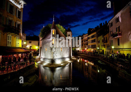 Nachtansicht des 12. Jahrhunderts Palais de l'Isle Gefängnis in Annecy, der Hauptstadt des Département Haute-Savoie (Frankreich, 21/06/2010) Stockfoto