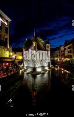 Nachtansicht des 12. Jahrhunderts Palais de l'Isle Gefängnis in Annecy, der Hauptstadt des Département Haute-Savoie (Frankreich, 21/06/2010) Stockfoto