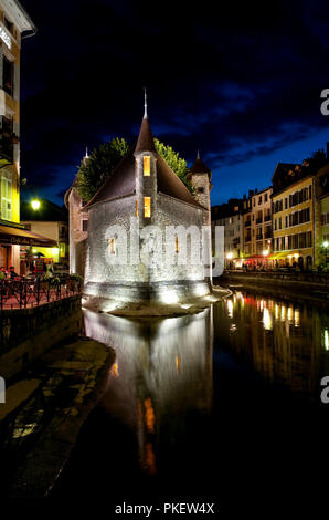 Nachtansicht des 12. Jahrhunderts Palais de l'Isle Gefängnis in Annecy, der Hauptstadt des Département Haute-Savoie (Frankreich, 21/06/2010) Stockfoto