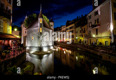 Nachtansicht des 12. Jahrhunderts Palais de l'Isle Gefängnis in Annecy, der Hauptstadt des Département Haute-Savoie (Frankreich, 21/06/2010) Stockfoto