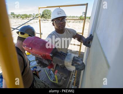 Us Air Force Staff Sgt. Robert Johnson, ein Elektriker von Die 133 Bauingenieur Squadron, Nägel Abstellgleis auf ein modulares in Gallup, N.M., 26. Juli 2018. Die Häuser werden für Navajo Veteranen im Rahmen von gemeinsamen innovativen Readiness Training Programm geführt von der Naval Mobile Konstruktion Bataillon 22 in Partnerschaft mit der südwestlichen Indischen Stiftung errichtet. Stockfoto