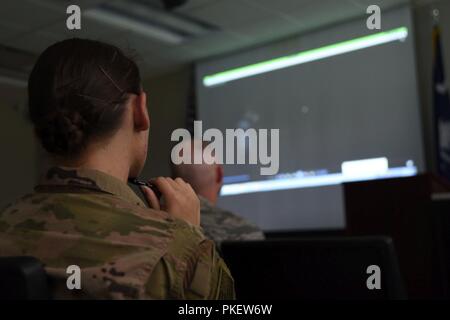 Us-Flieger sehen Sie sich ein Video über die Air Force Office der speziellen Untersuchungen (AFOSI) während einer AFOSI Recruiting Team Besuch der Spratt Education Center bei Shaw Air Force Base, S.C., 30. Juli 2018. Das Video informiert Flieger über die Struktur der Organisation, Arten von Pflichten Agenten ausgeführt werden, Anforderungen der Anwendung und Ausbildung. Stockfoto