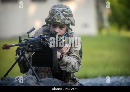 Airman 1st Class Luis Perez, 822 d Base Defense Squadron fire Team Mitglied, Ziele, die die Sehenswürdigkeiten von einer M249 Light Machine Gun, 25. Juli 2018, bei Moody Air Force Base, Ga Flieger von der 820th Base Defense Group in einem full mission Profil Übung teilgenommen zu verbessern, ihre Zähler Improvised Explosive Device Fähigkeiten vor zusätzliche Ausbildung in einer der nächsten Mission Bereitschaft Übung. Stockfoto