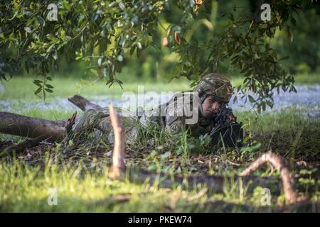 Airman 1st Class Luis Perez, 822 d Base Defense Squadron fire Team Mitglied, Ziele, die die Sehenswürdigkeiten von einer M249 Light Machine Gun, 25. Juli 2018, bei Moody Air Force Base, Ga Flieger von der 820th Base Defense Group in einem full mission Profil Übung teilgenommen zu verbessern, ihre Zähler Improvised Explosive Device Fähigkeiten vor zusätzliche Ausbildung in einer der nächsten Mission Bereitschaft Übung. Stockfoto