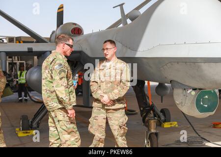 KANDAHAR AIRFIELD, Afghanistan (1. August 2018) - U.S. Army Command Sgt. Maj. William F. Thetford, US Central Command älterer Soldat Führer, spricht mit einem Flieger von der 451St Air Expeditionary Wing, 1. August 2018, während des Besuchs von Thetford Kandahar Airfield, Afghanistan. Thetford mit Verantwortlichen aus dem Zug, Beraten und Unterstützen Command-South, der 2 Infantry Brigade Combat Team, 4 Infanterie Division, 451St Air Expeditionary Wing, 1. Sicherheit Kraft Unterstützung Brigade, Task Force Panther, Rolle der NATO III Multinationale medizinische Einheit und anderen Einheiten. Stockfoto