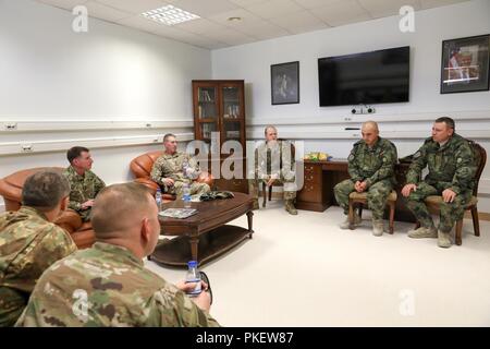 KANDAHAR AIRFIELD, Afghanistan (1. August 2018) - U.S. Army Command Sgt. Maj. William F. Thetford, US Central Command älterer Soldat Führer, spricht mit bulgarischen und rumänischen Soldaten, 1. August 2018, bei seinem Besuch in Kandahar Airfield, Afghanistan. Thetford mit Verantwortlichen aus dem Zug, Beraten und Unterstützen Command-South, der 2 Infantry Brigade Combat Team, 4 Infanterie Division, 451St Air Expeditionary Wing, 1. Sicherheit Kraft Unterstützung Brigade, Task Force Panther, Rolle der NATO III Multinationale medizinische Einheit und anderen Einheiten bei seinem Besuch. Stockfoto