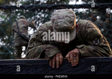 Ein Soldat der US-Armee Hebezeuge über eine sechs Meter hohe Wand auf dem Hindernisparcours im Jungle Warfare School, Achiase Militärbasis, Akim Achiase, Ghana, 2. August 2018. Die Jungle Warfare School ist eine Reihe von situativen Übungen entwickelt, die Teilnehmer in die Train-Aufstand und die innere Sicherheit. Stockfoto