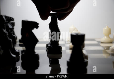 Verschieben einer Königin während ein Schachspiel. Spielen Sie eine Partie Schach. Stockfoto
