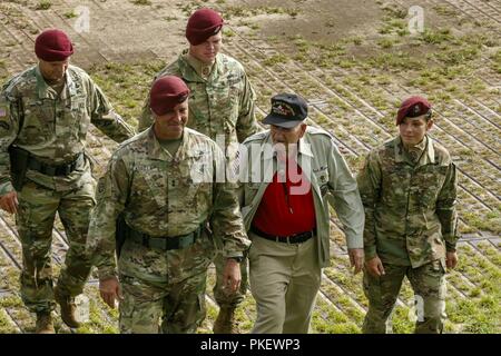 Generalmajor Erik Kurilla, der 82Nd Airborne Division ausgehende Commander, inspiziert seine Truppen mit Weltkriegveteran Command Sgt. Maj pensionierte Kenneth "The Rock" Merritt, vor dem Verzicht auf Befehl des "All American" Division, Generalmajor James Mingus, der 82Nd Airborne Division eingehende Commander, die während eines Befehls Zeremonie am Pike Feld in Fort Bragg, North Carolina Aug 2, 2018. Kurilla wird weiterhin die Armee in den USA Central Command zu dienen, sondern immer ein fallschirmjäger der Division. Stockfoto