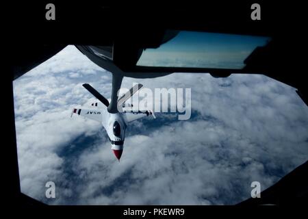 Eine F-16 Flying Falcon Thunderbird Ansätze der Boom von einer KC-135 Stratotanker Kraftstoff Juli 30, 2018 erhielt, im östlichen Himmel von den USA die Thunderbirds sind eine Luftwaffe demonstration Team, das etwa 30 Manöver während einer Demonstration durchführen können. Stockfoto