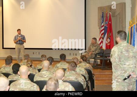 Sekretär der Armee Mark Esper Antworten eine Frage von einem grundlegenden Führer Kurs Student am 3. Non-Commissioned Officers Akademie an der 154 Regional Training Institut auf Lager Shelby Joint Forces Training Mitte August 2, 2018. Esper besuchen Sie enthalten hochrangigen militärischen und zivilen Engagements, ein Town Hall Meeting mit Soldaten, und UH-60 Blackhawk schießwesen Ausbildung mit dem Alabama 1.BATAILLON, UAD-2 Aviation Regiment, die Durchführung jährlicher Ausbildung bei der Post. Stockfoto