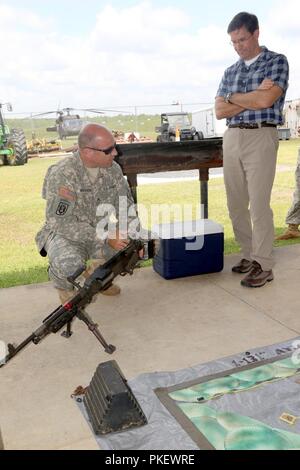 Sekretär der Armee Mark Esper erhält eine Waffe Safety briefing von Sgt. 1. Klasse Ty Warren der uad-2 Aviation Regiment vor der Durchführung eine Antenne schießwesen Kurs am Lager Shelby Joint Forces Training Center, in der Nähe von Hattiesburg, Mississippi, Aug 2, 2018. Esper besuchen Sie enthalten hochrangigen militärischen und zivilen Engagements, ein Town Hall Meeting mit Soldaten, und UH-60 Blackhawk schießwesen Ausbildung mit 1St Bataillon der Alabama Army National Guard, UAD-2 Aviation Regiment, die Durchführung jährlicher Ausbildung bei der Post. Stockfoto