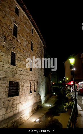 Nachtansicht des 12. Jahrhunderts Palais de l'Isle Gefängnis in Annecy, der Hauptstadt des Département Haute-Savoie (Frankreich, 21/06/2010) Stockfoto