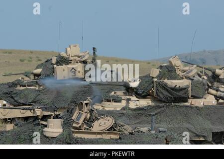 Eine M2A3 Bradley fighting Fahrzeugbesatzung Bravo Company, 2nd Battalion, 5th Cavalry Regiment, 1st Armored Brigade Combat Team, 1.Kavallerie Division Brände in Reihe 11 auf Wasiani, Georgia, Aug 2, 2018 zugeordnet. Edle Partner 2018 ist eine georgische Streitkräfte und US-Armee Europa kooperativ-led bei der Verbesserung der Bereitschaft und der Interoperabilität von Georgia, USA und teilnehmenden Nationen. Stockfoto