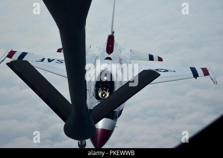 Eine F-16 Flying Falcon Thunderbird Ansätze einen Boom Kraftstoff zu bekommen Juli 30, 2018, in der Mitte des westlichen Himmel von den USA die Thunderbirds, die für Zielgruppen auf der ganzen Welt seit 1953. Stockfoto