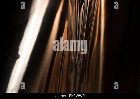 Golden Aluminiumfolie Hintergrund, abstrakte Textur zerknittert. Stockfoto