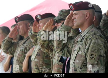 Us-Armee Generalmajor James Mingus, der 82Nd Airborne Division, die eingehenden kommandierenden General (rechts), begrüßt die nationalen Farben bei einem Befehl Zeremonie am Pike Feld in Fort Bragg, North Carolina, Aug 2, 2018. Mingus kommt auf die Division von der Mission Command Center of Excellence in Fort Leavenworth, Kansas. Stockfoto