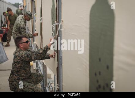 Us Marine Corps Gunnery Sgt. Josh Heckman, armorer das Marine Corps Recruit Depot Parris Island Schießen's Team, zieht Gruben mit, die das Team während der infanterie Trophy Team Match am Lager Perry, Ohio Aug 2, 2018. Freude diente als Aufklärer und Trainer für die Mannschaft während des Spiels, Regie Linien von Feuer und Wind. Die Nationalen Trophäe Gewehr Spiele sind eine jährliche Sport Festival von Kongress und Präsident Roosevelt wurde im Jahre 1903 gegründet. Die Veranstaltung begrüßt mehr als 6.000 Teilnehmer, angefangen von Anfang schützen zu den weltweit leistungsfähigsten Wettbewerber. Shooter tragen maßgeschneiderte Schießen Stockfoto