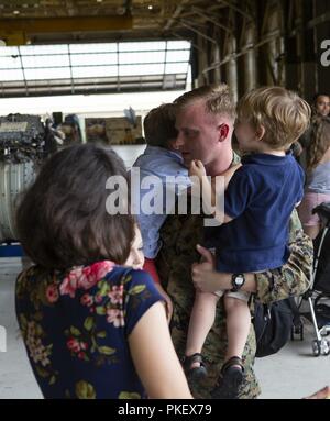 Us Marine 1. Lt Johnathan Kelly Umarmungen seiner Familie nach der Rückkehr nach Hause von sieben - Monat Bereitstellung mit dem 26 Marine Expeditionary Unit (MEU) bei Marine Corps Air Station Cherry Point, N.C., am Aug 2, 2018. Marines wurden von Familien, Freunden und Lieben zu den VMA-542 Hangar. Kelly ist ein Intel Offizier mit Marine Flügel Hauptsitz Squadron 2. Stockfoto