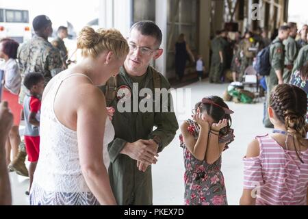 Us Marine SSgt. Ryan Worley spricht mit seiner Familie nach der Rückkehr nach Hause von sieben - Monat Bereitstellung mit dem 26 Marine Expeditionary Unit (MEU) bei Marine Corps Air Station Cherry Point, N.C., am 2. August 2018. Marines wurden von Familien, Freunden und Lieben im Marine Attack Squadron 542 Hangar. Worley ist ein flugzeugmechaniker mit VMA-542, Marine Flugzeuge Gruppe 14, 2. Marine Flugzeugflügel. Stockfoto