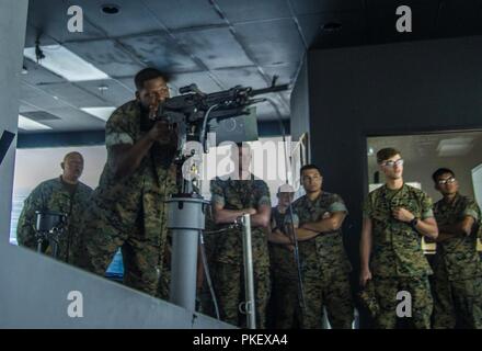 IMPERIAL BEACH (2. August 2018) Marine Task Force Koa Moana zugeordnet Brände die M240 Maschinengewehr Simulator während eingeschifft Security Team (EST) grundlegende Ausbildung von Küsten Riverine Group (CRG) (1) Ausbildung und Auswerteeinheit onboard Naval Outlying Landung eingereicht Imperial Beach vorhanden. CRG stellt eine Kernkompetenz bezeichnet hochwertige Assets über das Grün und Blau, Wasser, Umwelt und die Bereitstellung von Portierbaren adaptive Kraft Pakete (AFP) weltweit in einem integrierten, gemeinsamen und kombinierte Theater der Operationen zu verteidigen. Stockfoto