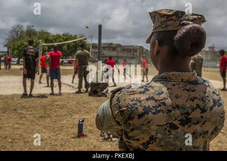 Us Marine Corps Sgt. Kenina Bonner, ein Prüfer mit Sitz Bataillon (HQBN), Marine Corps Base Hawaii (MCBH), Uhren Marines volleyball während des HQBN Feld treffen, MCBH, Aug 2, 2018 spielen. Das Bataillon bewirtete das Feld treffen Ausfallsicherheit zu fördern, Moral und Zusammenhalt stärken. Stockfoto