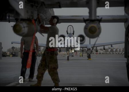 Us Air Force Mannschaft Leiter mit dem 75Th Expeditionary Jagdgeschwader verhalten Preflight Checks auf einer A-10 Thunderbolt II C vor dem Abflug aus Kandahar Airfield, Afghanistan, Aug 2, 2018. Die Flieger, von Moody Air Force Base, Georgien, sind zur Unterstützung der Operation, die die Freiheit des Sentinel durch Schließen - eine Unterstützung für die afghanischen Streitkräfte und andere Koalitionspartner eingesetzt. Die Thunderbolt II eine Vielzahl von konventioneller Munition, einschließlich allgemeiner Zweck Bomben einsetzen können, Cluster Bomb Einheiten, Laser-gesteuerte Bomben, Joint Direct attack Munition oder JDAM, Wind korrigiert Munitions Dispenser oder Wcmd, Stockfoto