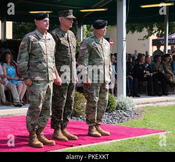 Brig. Gen. Eugene J. LeBoeuf, Links, die scheidende US-Armee Afrika wirkenden kommandierenden General; Marine Gen. Thomas D. Waldhauser, Mitte, die US Africa Command kommandierender General, und Generalmajor Roger L. Cloutier, der eingehende US-Armee Afrika kommandierender General, Vorbereiten für die Weitergabe des Guidon während des USARAF Ändern des Befehls Zeremonie, in der Caserma Ederle in Vicenza, Italien, Aug 2, 2018 statt. Stockfoto