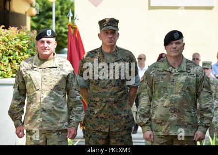 Us Marine Corps, Gen. Thomas D. Waldhauser, Kommandeur des US Africa Command (Mitte), Brig. Gen. Eugene J. LeBoeuf, ausgehende, kommandierender General der US-Armee Afrika (links) und Generalmajor Roger L. Cloutier, eingehende Commander US-Armee Afrika (rechts), bereiten Sie ihre Positionen auf der Parade Feld während der US-Armee Africa-Southern European Task Force Ändern des Befehls Zeremonie an Carlo Caserma Ederle in Vicenza, Italien, 2. August 2018 zu nehmen. Stockfoto