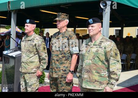 Us Marine Corps, Gen. Thomas D. Waldhauser, Kommandeur des US Africa Command (Mitte), Brig. Gen. Eugene J. LeBoeuf, ausgehende, kommandierender General der US-Armee Afrika (links) und Generalmajor Roger L. Cloutier, eingehende Commander US-Armee Afrika (rechts), bereiten Sie ihre Positionen auf der Parade Feld während der US-Armee Africa-Southern European Task Force Ändern des Befehls Zeremonie an Carlo Caserma Ederle in Vicenza, Italien, 2. August 2018 zu nehmen. Stockfoto