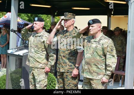 Us Marine Corps, Gen. Thomas D. Waldhauser, Kommandeur des US Africa Command (Mitte), Brig. Gen. Eugene J. LeBoeuf, ausgehende, kommandierender General der US-Armee Afrika (links) und Generalmajor Roger L. Cloutier eingehende Commander US-Armee Afrika (rechts), grüßen die Ausbildung der Truppen während der US-Armee Afrika und Südlichen europäischen Task Force Ändern des Befehls Zeremonie an Carlo Caserma Ederle in Vicenza, Italien, 2. August 2018. Stockfoto