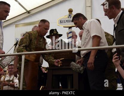 Us-Armee Brig. Gen. Chris LaNeve, Kommandierender General der 7. Armee den Befehl, tippt auf den zeremoniellen ersten Bier Fass der 60. deutsch-amerikanischen Volksfest in Grafenwöhr, Deutschland, Aug 3, 2018 zu öffnen. Stockfoto