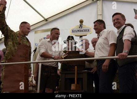 Us-Armee Brig. Gen. Chris LaNeve (links), Kommandierender General der 7. Armee den Befehl, bereitet die zeremoniellen ersten Fass Bier der 60. deutsch-amerikanischen Volksfest in Grafenwöhr, Deutschland, Aug 3, 2018 zu öffnen, tippen Sie auf Stockfoto