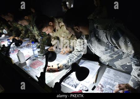 KABUL, Afghanistan (August 1, 2018) --Kommandos mit der Afghan National Army Special Operations Command und Polizei aus dem allgemeinen Befehl der Polizei spezielle Einheit (GCPSU) Zug Schulter-zu-Schulter, Plotten grid Standorte für Nähe Luftangriff auf den Anruf für Brand Simulator an der Afghan National Army Special Operations Command School of Excellence (SOE) Land navigation Specialty Kurs. Dieser Teil des Landes navigation Specialty Kurs ist zwei Wochen lang und in der Nähe von Kabul, Afghanistan statt. (NATO Stockfoto