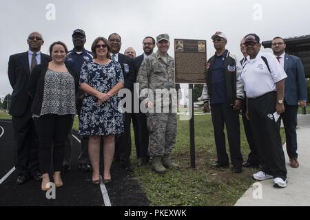 Die 121. Der Luftbetankung Flügel, Ohio hält eine Zeremonie Whitfield Spur Personalsgt zu widmen. Malvin Whitfield, ein Tuskegee Flieger und fünf Mal Olympiasieger, Rickenbacker Air National Guard Base, Ohio August 2, 2018. Donald Elder, eine ehemalige Mannschaft Leiter mit der Tuskegee Flieger an Lockbourne Air Base, Ohio war anwesend. Stockfoto