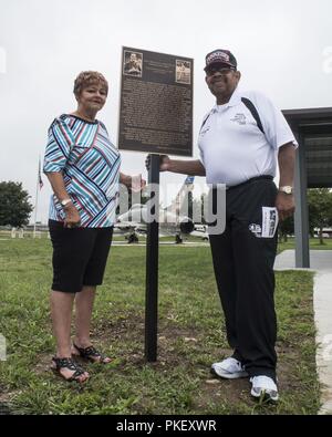 Die 121. Der Luftbetankung Flügel, Ohio hält eine Zeremonie Whitfield Spur Personalsgt zu widmen. Malvin Whitfield, ein Tuskegee Flieger und fünf Mal Olympiasieger, Rickenbacker Air National Guard Base, Ohio August 2, 2018. Donald Elder, eine ehemalige Mannschaft Leiter mit der Tuskegee Flieger an Lockbourne Air Base, Ohio war anwesend. Stockfoto