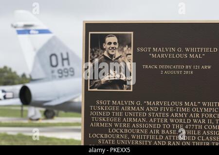 Die 121. Der Luftbetankung Flügel, Ohio hält eine Zeremonie Whitfield Spur Personalsgt zu widmen. Malvin Whitfield, ein Tuskegee Flieger und fünf Mal Olympiasieger, Rickenbacker Air National Guard Base, Ohio August 2, 2018. Donald Elder, eine ehemalige Mannschaft Leiter mit der Tuskegee Flieger an Lockbourne Air Base, Ohio war anwesend. Stockfoto