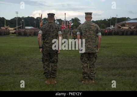 Us Marine Corps Generalmajor John K. Liebe, Links, ausgehende Kommandierender General, 2nd Marine Division (2d MARDIV), steht neben Generalmajor David J. Furness, rechts, eingehende Kommandierender General, 2d MARDIV, während eine Änderung der Befehl Zeremonie am Camp Lejeune, N.C., Aug 2, 2018. Die Zeremonie vertreten die Übertragung der Zuständigkeit, Befugnis und Verantwortlichkeit von Liebe zu Furness. Stockfoto