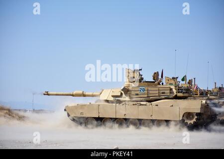 Soldaten Feuer einer 120mm Sabot Runde von einem M1A2 Tank während einer Live-Fire Training übung in der Idaho Army National Guard Orchard Combat Training Center, 26. Juli als Teil Ihrer M1A2 Panzer Kommandeure Zertifizierung Kurs Training. Der Kurs, der von der Rüstung Training Company 19 K, 1-204 th Regional Training Institute (Armor) Bataillon gelehrt wird, steigert die Soldaten technische Fähigkeiten als Tank Kommandanten. Stockfoto