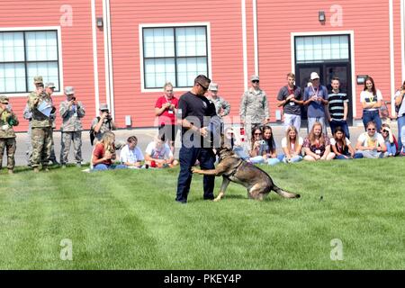 Eine einheitliche Polizei Abteilung K-9 Unit zeigt die Vielseitigkeit des Hundes in eine Polizei, die am 30. Juli 2018 an der Utah Army Guard Camp Williams,. Mitglieder aus der einheitliche Polizei Behörde spezielle Einheiten besetzt Statische Displays und Vorträge zur High School Delegierten in Freiheit Akademie 2018 Teilnehmenden. Stockfoto