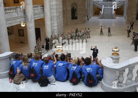 Top Delegierte aus High School über Utah Treffen mit Gouverneur Gary Herbert am State Capitol Building und ein Bezirk Richter am Bundesgericht in Salt Lake City, Utah, am 31. Juli 2018. Freiheit Academy ist eine einwöchige Summer Camp für Junioren und Senioren in der High School, veranstaltet von der Pennsylvania National Guard Stockfoto